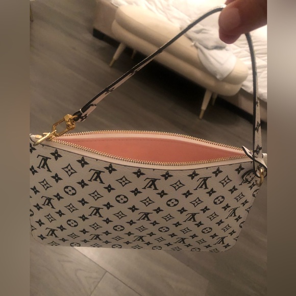 LV Handheld wristlet pouch 🖤🩵 - Picture 16 of 16